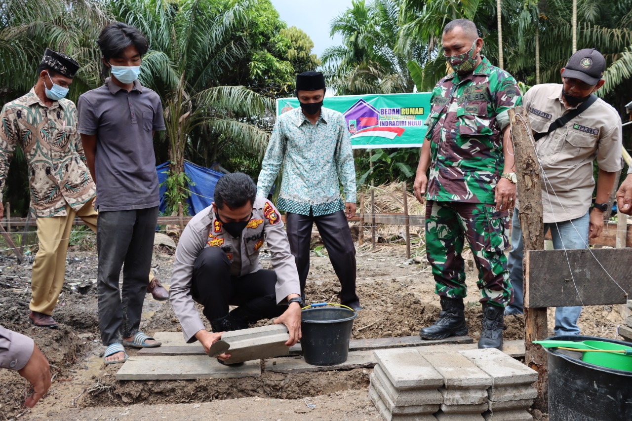 Kapolres Inhu Bantu Lima Anak Janda Miskin Rumah Layak Huni