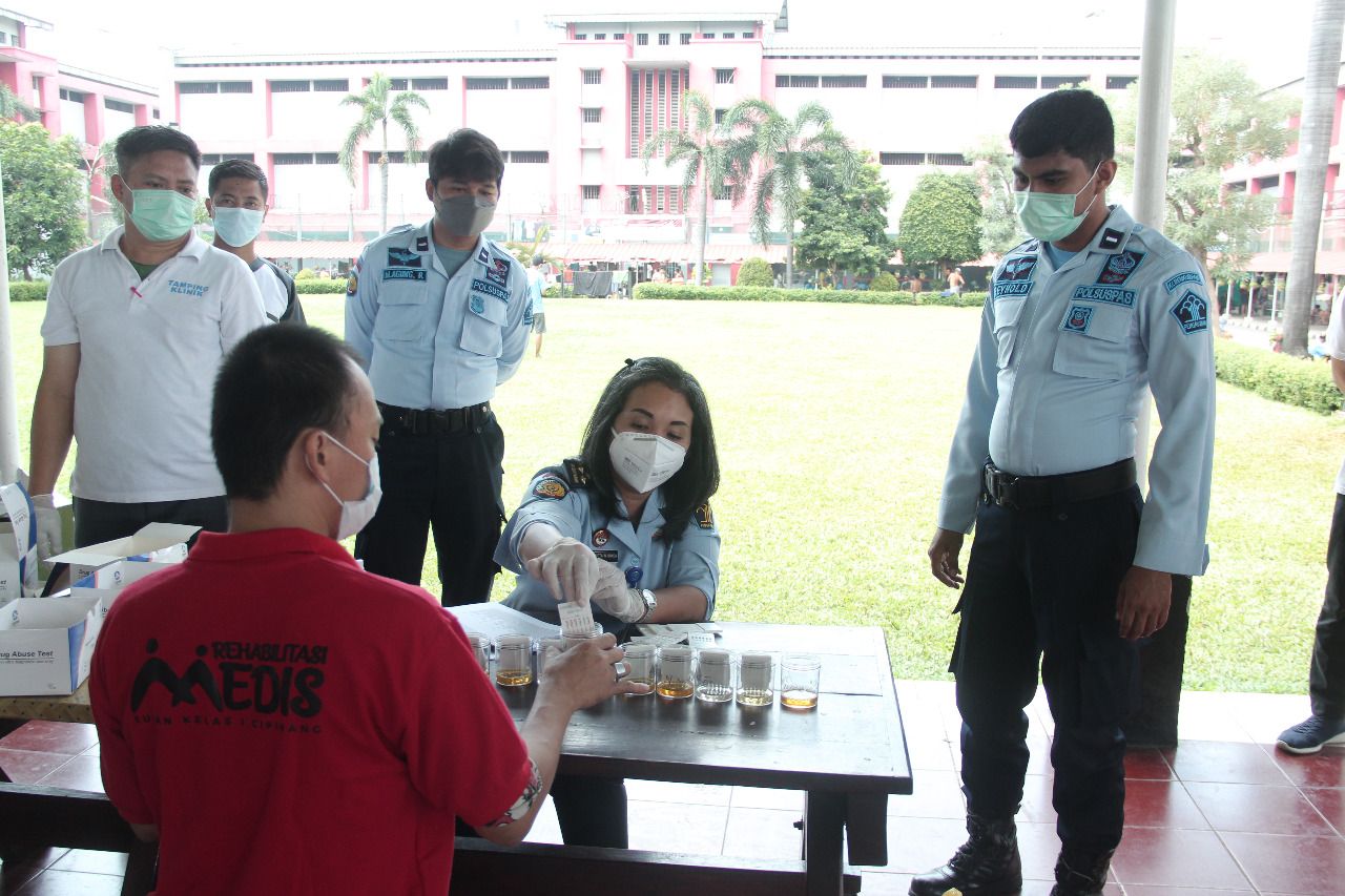 Rutan Cipinang Kanwil Kemenkumham DKI Jakarta Lakukan Test Urine Bagi Peserta Rehabilitasi Medis