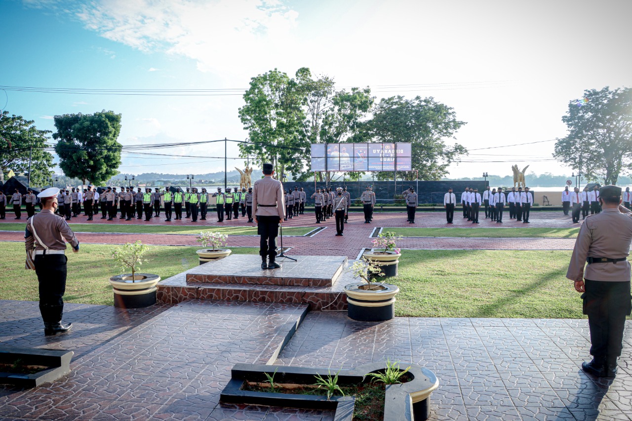 Memperingati Hari Kesadaran Nasional, jajaran polres kukar gelar upacara bendera 17-an.