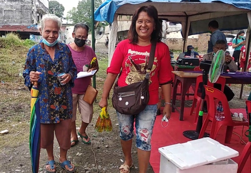 Usai Vaksin Tahap I, II dan III, Warga Dapat Minyak Goreng Gratis dari Polsek Medan Timur