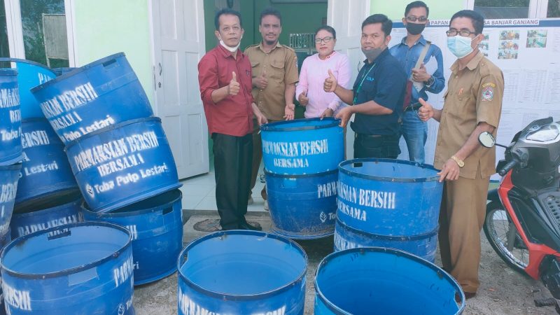 Serahkan 20 Unit Tong Sampah ke Desa Banjar Ganjang, PT TPL Dukung Kebersihan Lingkungan