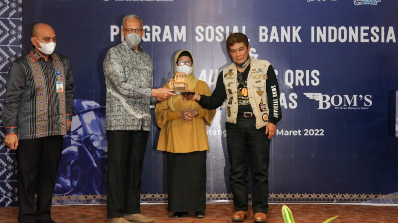 Plt.Walikota Pematangsiantar Hadiri Penyerahan Program Sosial Bank Indonesia (PBSI) dan QRIS Statis kepada Komunitas Becak BSA Pematangsiantar