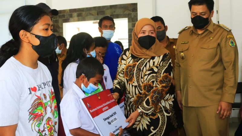 Bupait Samosir Bersama Komisi VII DPR RI Salurkan Bantuan Sosial ATENSI