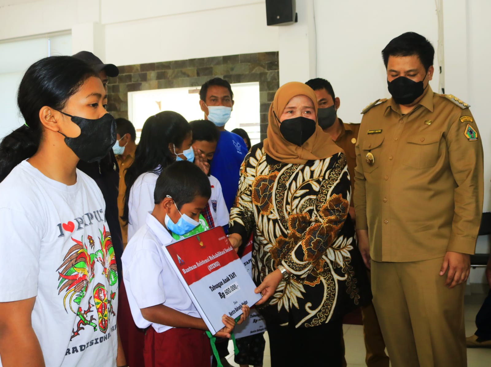 Bupait Samosir Bersama Komisi VII DPR RI Salurkan Bantuan Sosial ATENSI
