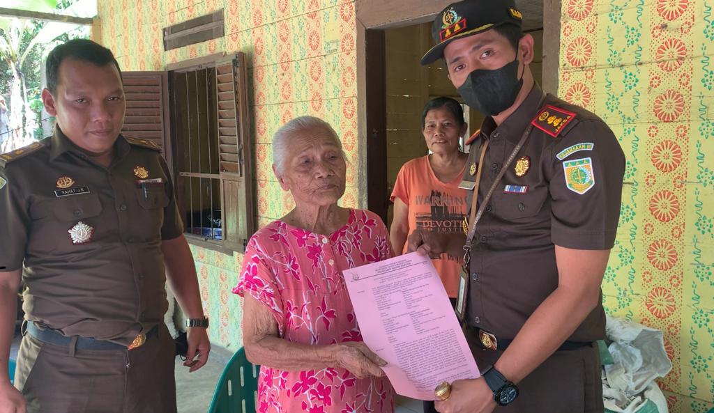 Kejari Samosir Hentikan Penuntutan Dalam Perkara Penebangan Pohon Pisang dan Kemiri Dengan Tersangka Seorang Nenek