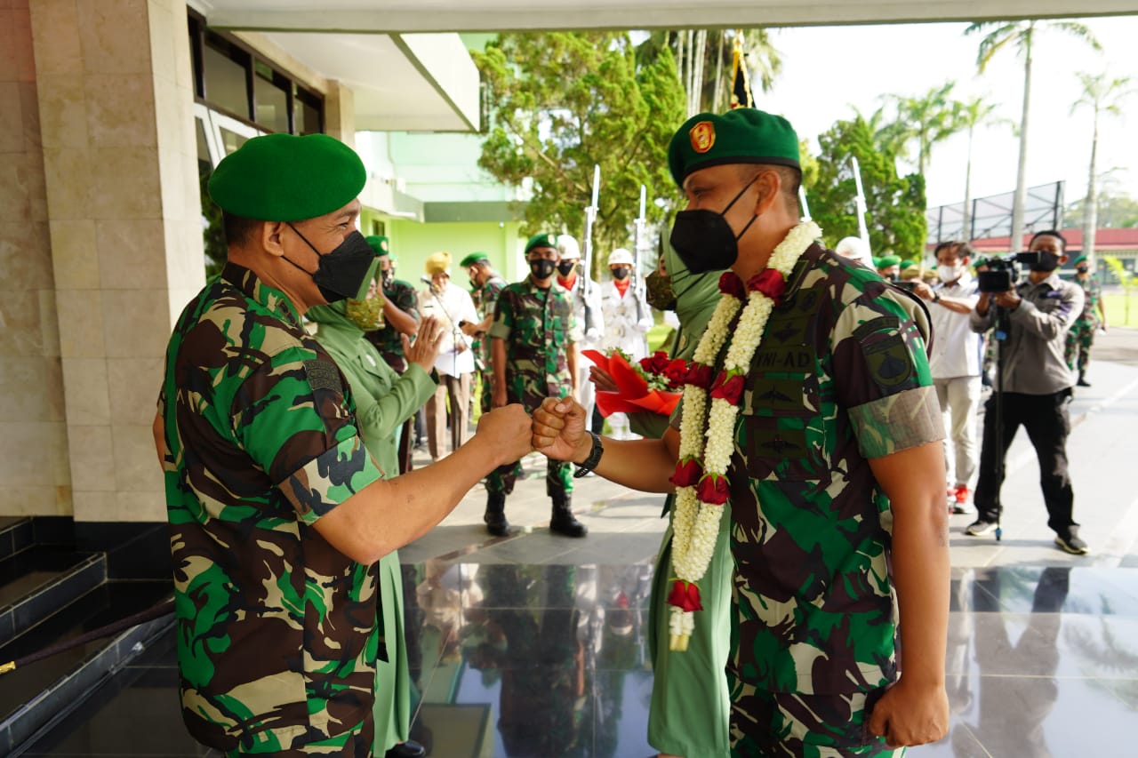 Prajurit Korem 071/Wijayakusuma Sambut Calon Danrem Baru