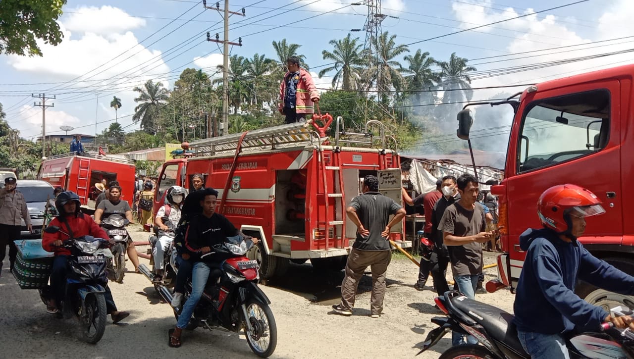 Kapolsek Bangun Pimpinan Olah TKP Kebakaran Tiga Unit Rumah Depan Kantor Camat Siantar