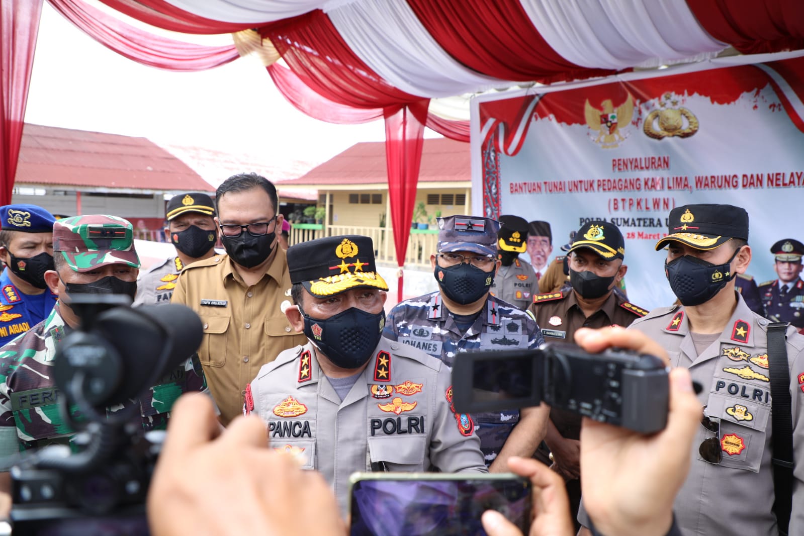 Kapolda Sumut Naik Speedboat Tinjau Vaksinasi Kampung Nelayan