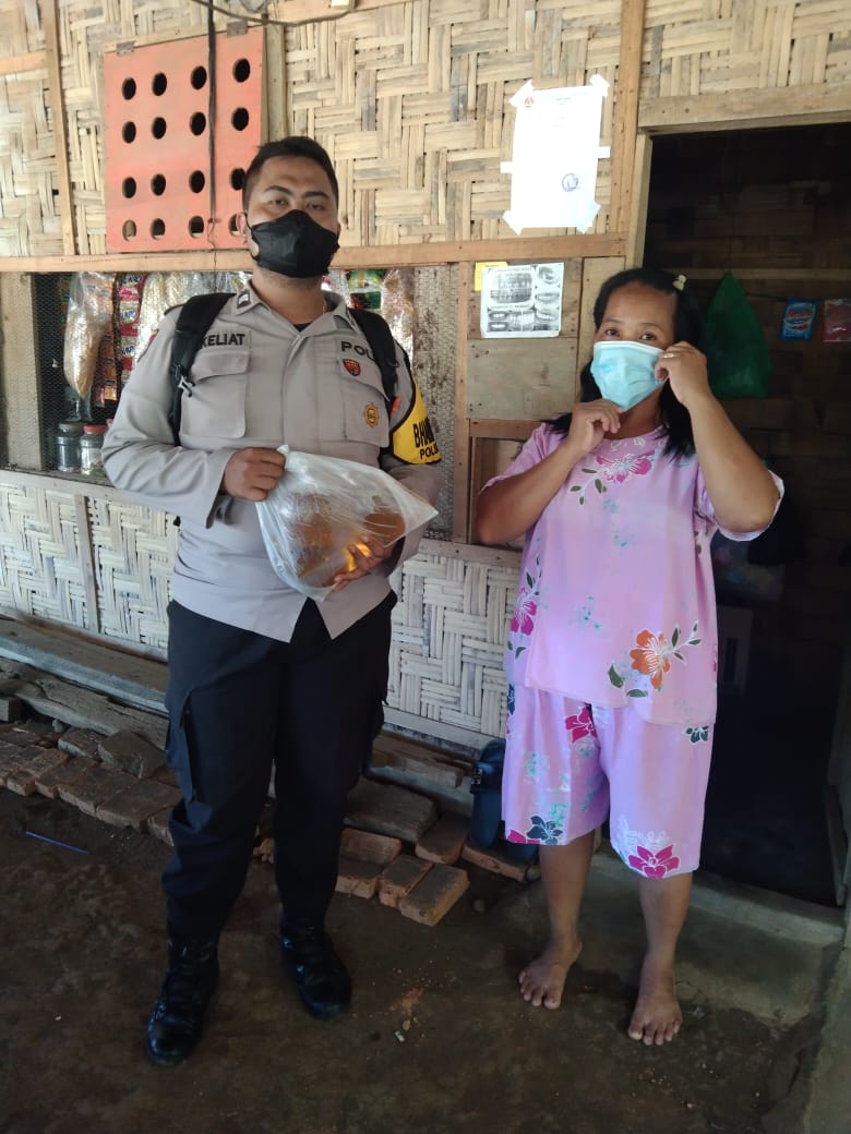 Wujud Kepedulian dan Fungsi Kontrol Bhabinkamtibmas Melaksanakan Monitoring Ketersediaan Migor di Wilayah desa Binaannya