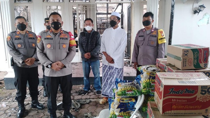 Jajaran Polsek Kembangan Jakbar Berikan Bantuan Ringankan Beban Korban Kebakaran Pemukiman Penduduk