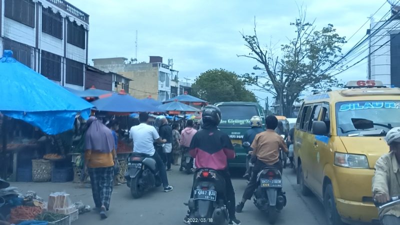 Penyebab Kemacetan, PK5 di Jalan Klambir 5 Pasar Kampung Lalang Sering Buat Kesal Pengguna Jalan
