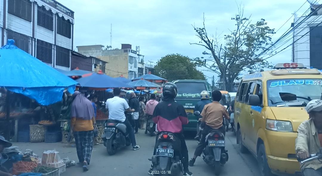 Penyebab Kemacetan, PK5 di Jalan Klambir 5 Pasar Kampung Lalang Sering Buat Kesal Pengguna Jalan