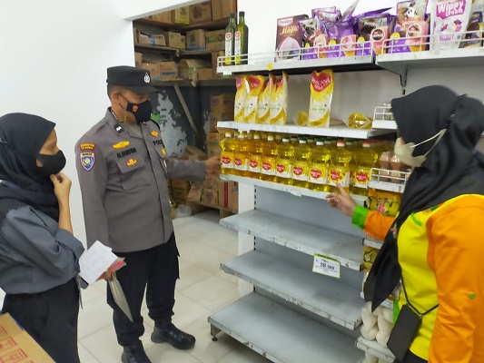 Anggota Polsek Tenggarong Laksanakan Cek Ketersediaan Migor