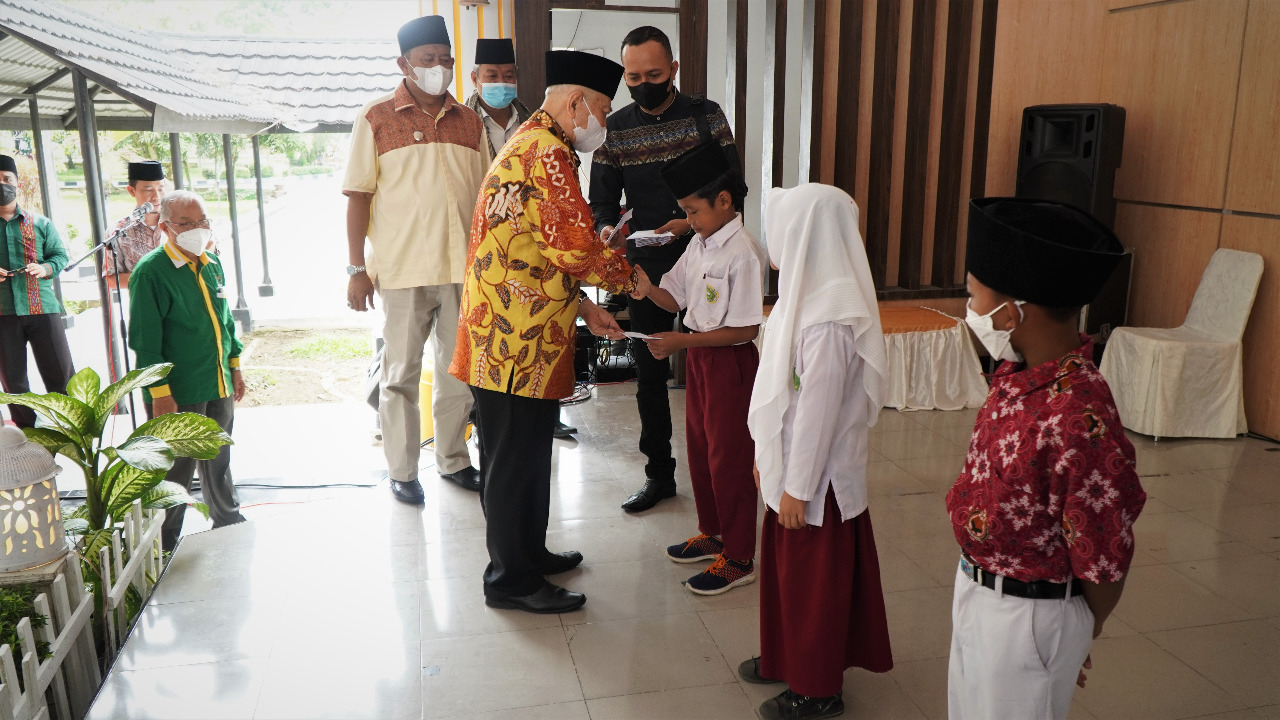 Plt. Bupati Langkat bersama Baznas Provsu Menyerahkan Bantuan Beasiswa