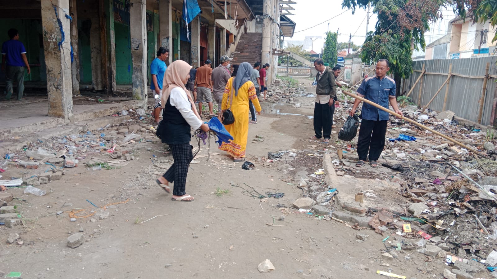 Tak Sanggup Bertahan Lantaran Dagangan Sepi, Pedagang Weleri Pindah Lapak