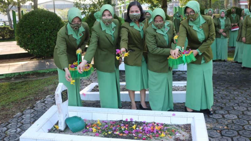 Memperingati HUT Persit KCK Ke-76, Persit KCK Koorcab Rem 045 PD II/Sriwijaya Laksanakan Ziarah ke TMP Pawitralaya