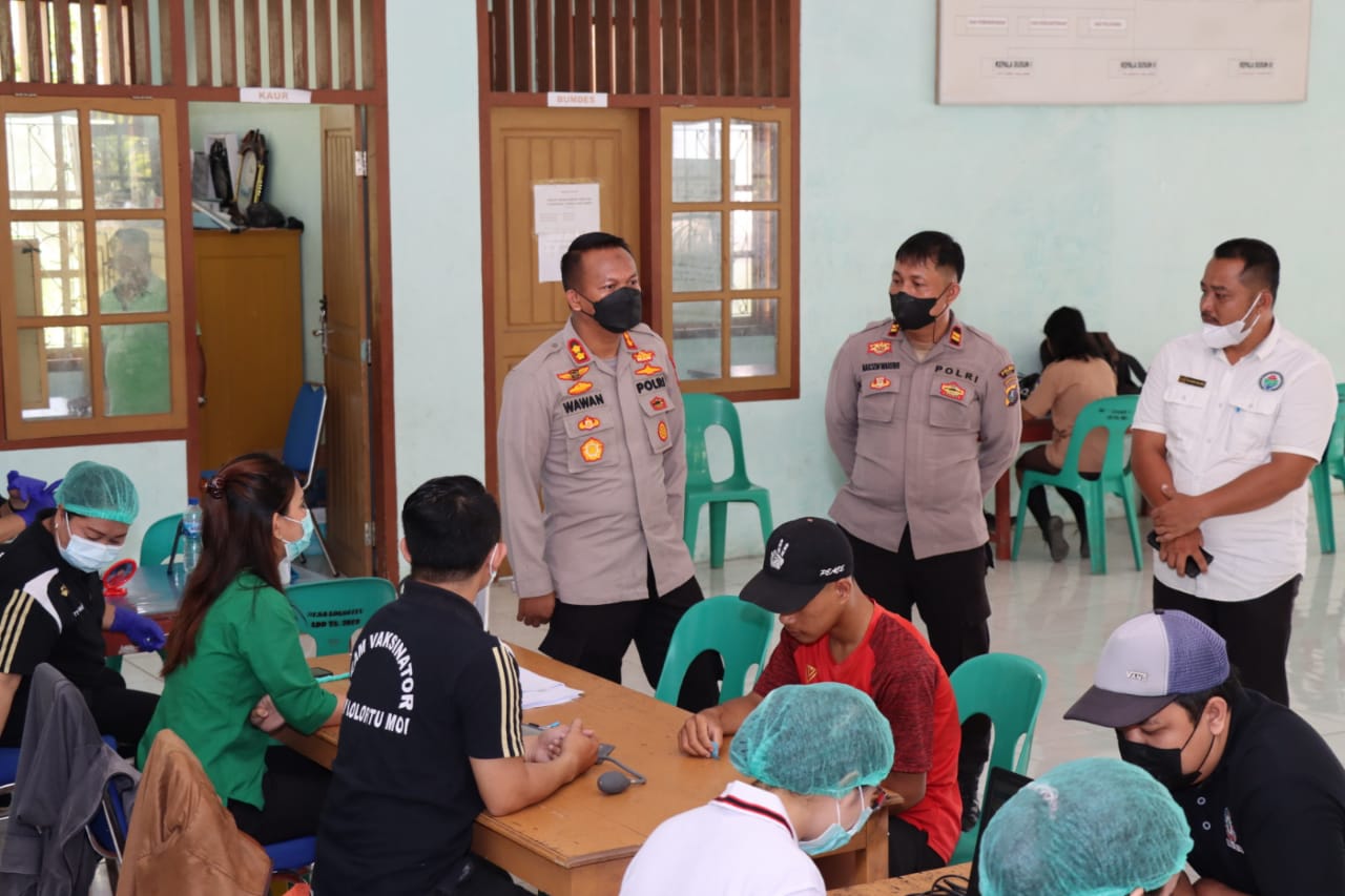 Kapolres Nias Tinjau Vaksinasi Di Wilayah Polsek Lolofitu Moi