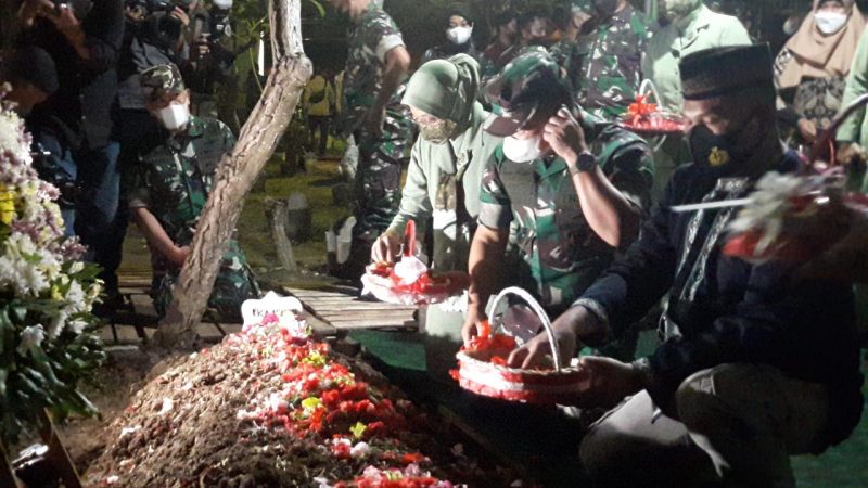 Kepala Staf Angkatan Darat Jenderal TNI Dudung Abdurachman Takziyah ke Makam Prajurit Sertu Eka