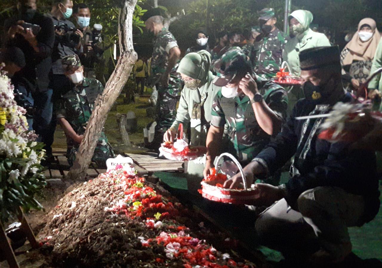 Kepala Staf Angkatan Darat Jenderal TNI Dudung Abdurachman Takziyah ke Makam Prajurit Sertu Eka