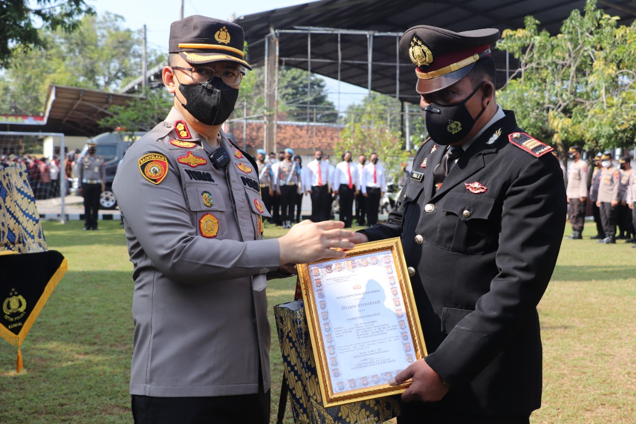 Personil Polres Kendal Menerima Penghargaan, Ini Pesan Kapolres Kendal Yuniar
