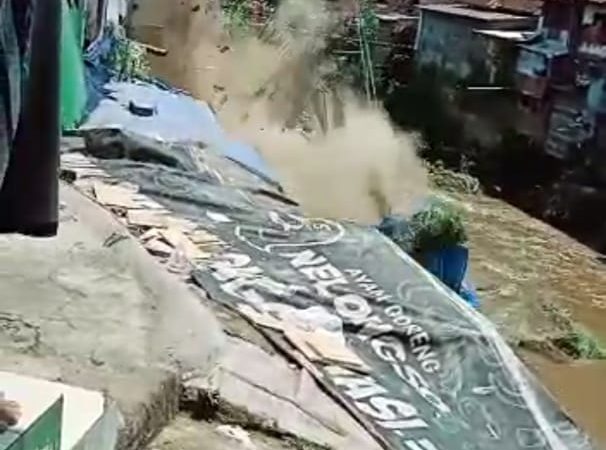 Bangunan di Bantaran Sungai Brantas Kota Malang Mengalami Ambrol Pada Waktu Berbeda