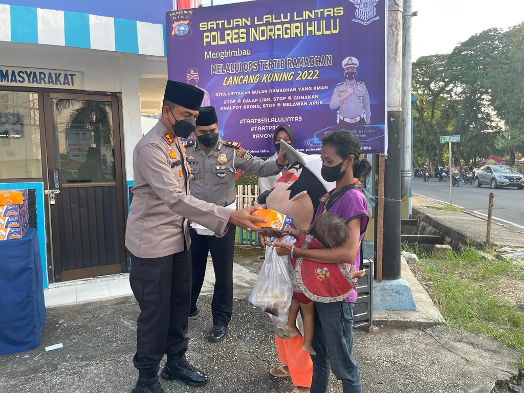 Saat Operasi Tertip Ramadhan LK 2022, Kapolres Inhu Berbagi Takjil Pada Masyarakat 