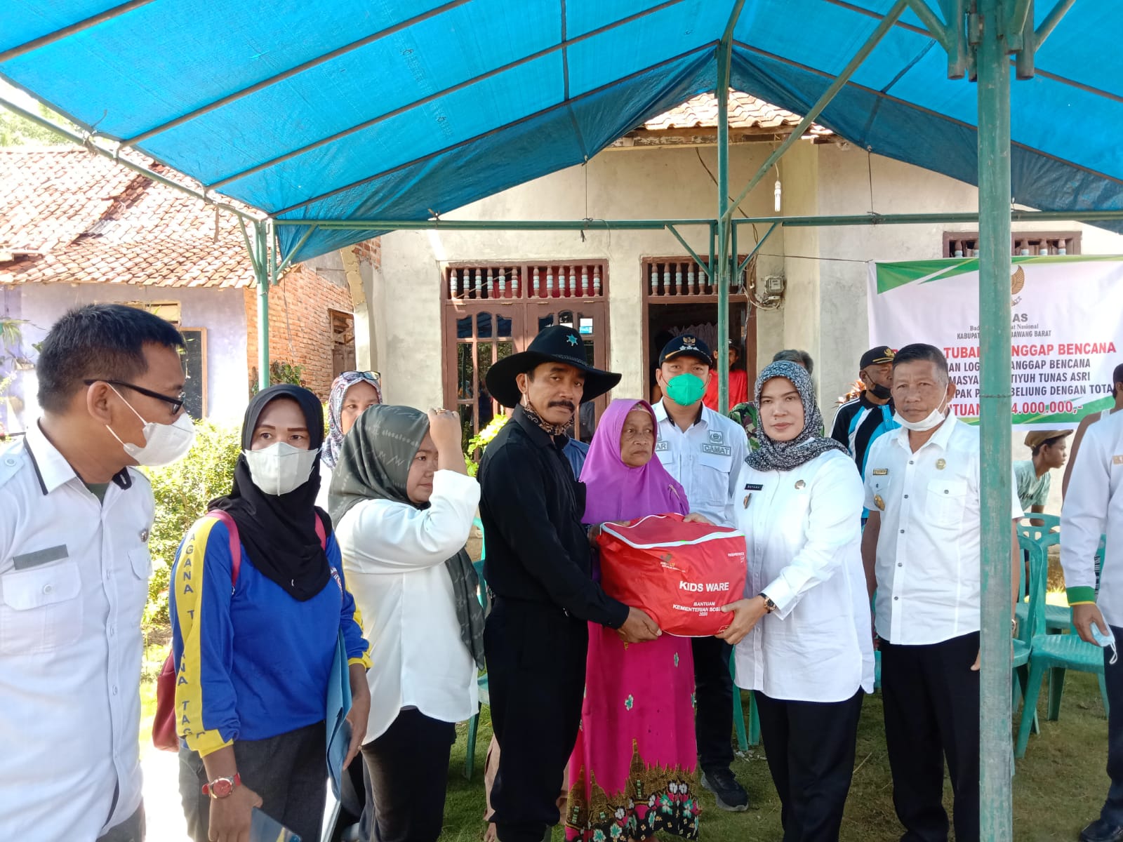Asisten 1 Pemkab Tubaba Serahkan Bantuan Kepada Korban Puting Beliung Tiyuh Tunas Asri