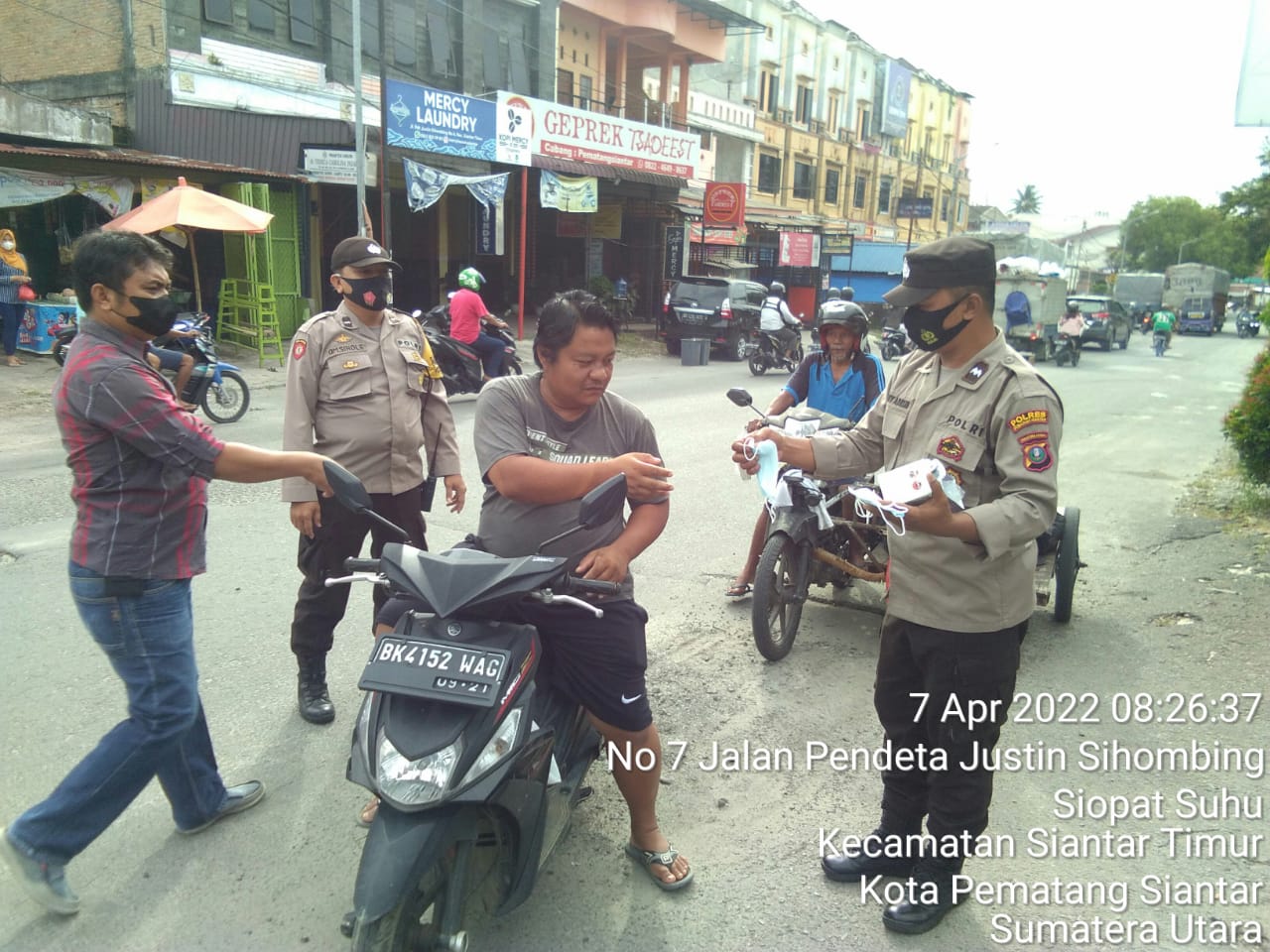 Tanpa Kenal Lelah dan Penuh Semangat, Polres Pematangsiantar Bagikan Masker Kepada Masyarakat yang Tidak Patuh Protokol Kesehatan