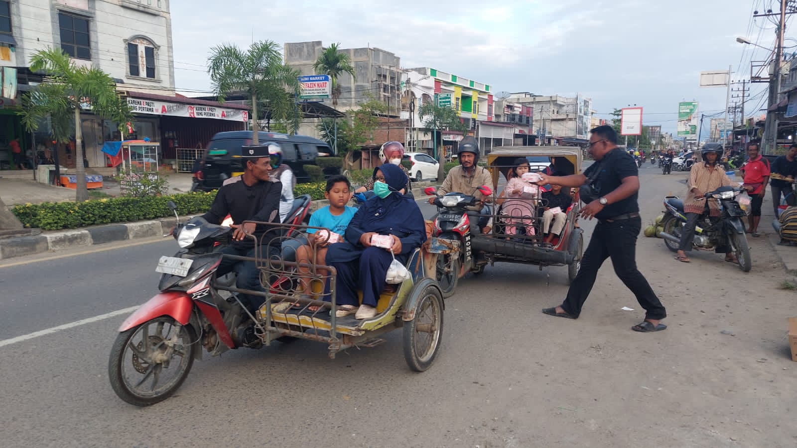 Insan Pers PPBC Bagi Takzil Untuk Penumpang Angkutan Umum di Lhokseumawe