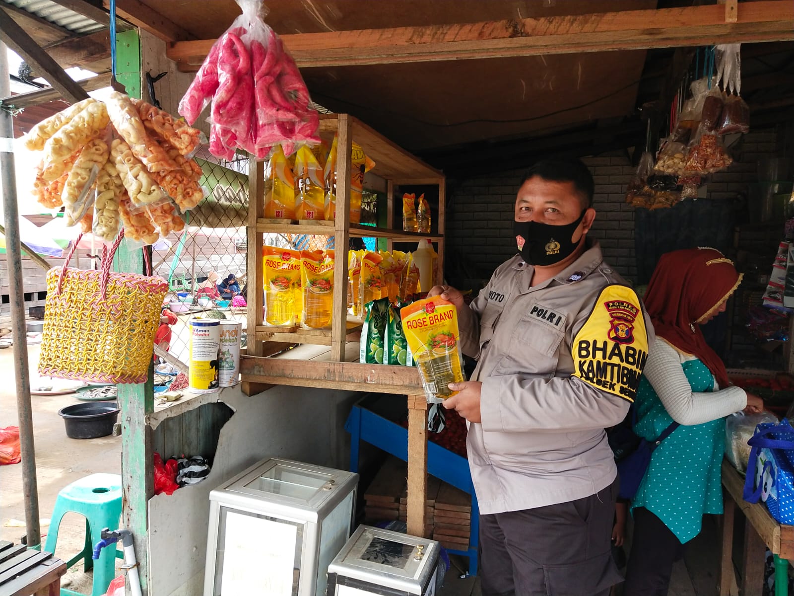 Sambil Laksanakan Patroli, Aiptu Sunyoto Cek Ketersediaan Minyak Goreng