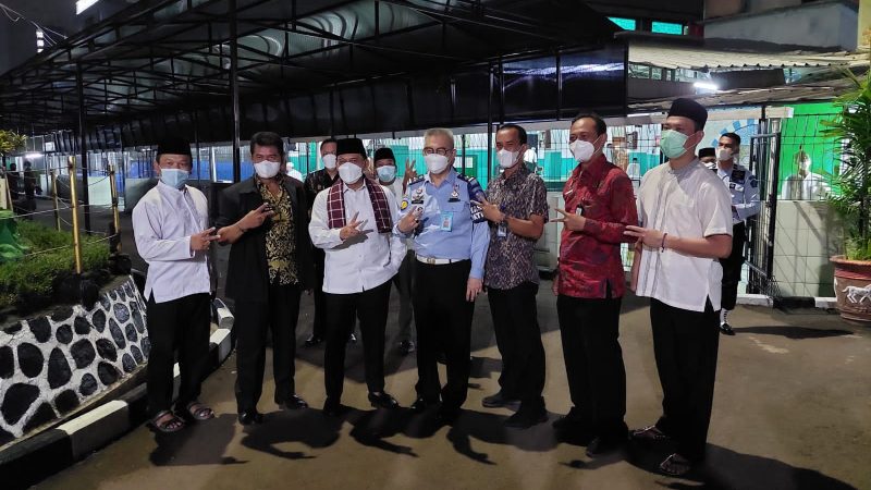 Kakanwil Kemenkumham DKI Jakarta Sholat Tarawih Berjamaah Bersama Petugas dan Warga Binaan Lapas Kelas I Cipinang