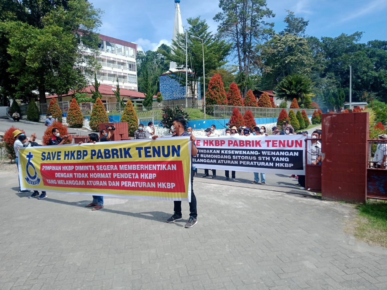 Gelar Aksi di Kantor Pusat Pearaja Tarutung, Parhalado dan Jemaat HKBP Pabrik Tenun Harapkan Ephorus Mutasi Pendeta Resort