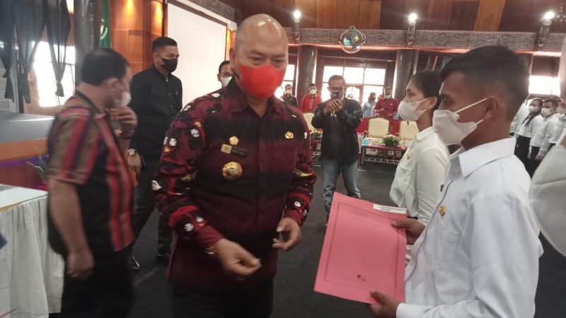 Bupati Taput Menyerahkan SK 40 CPNS dan 336 PPPK Guru Formasi 2021