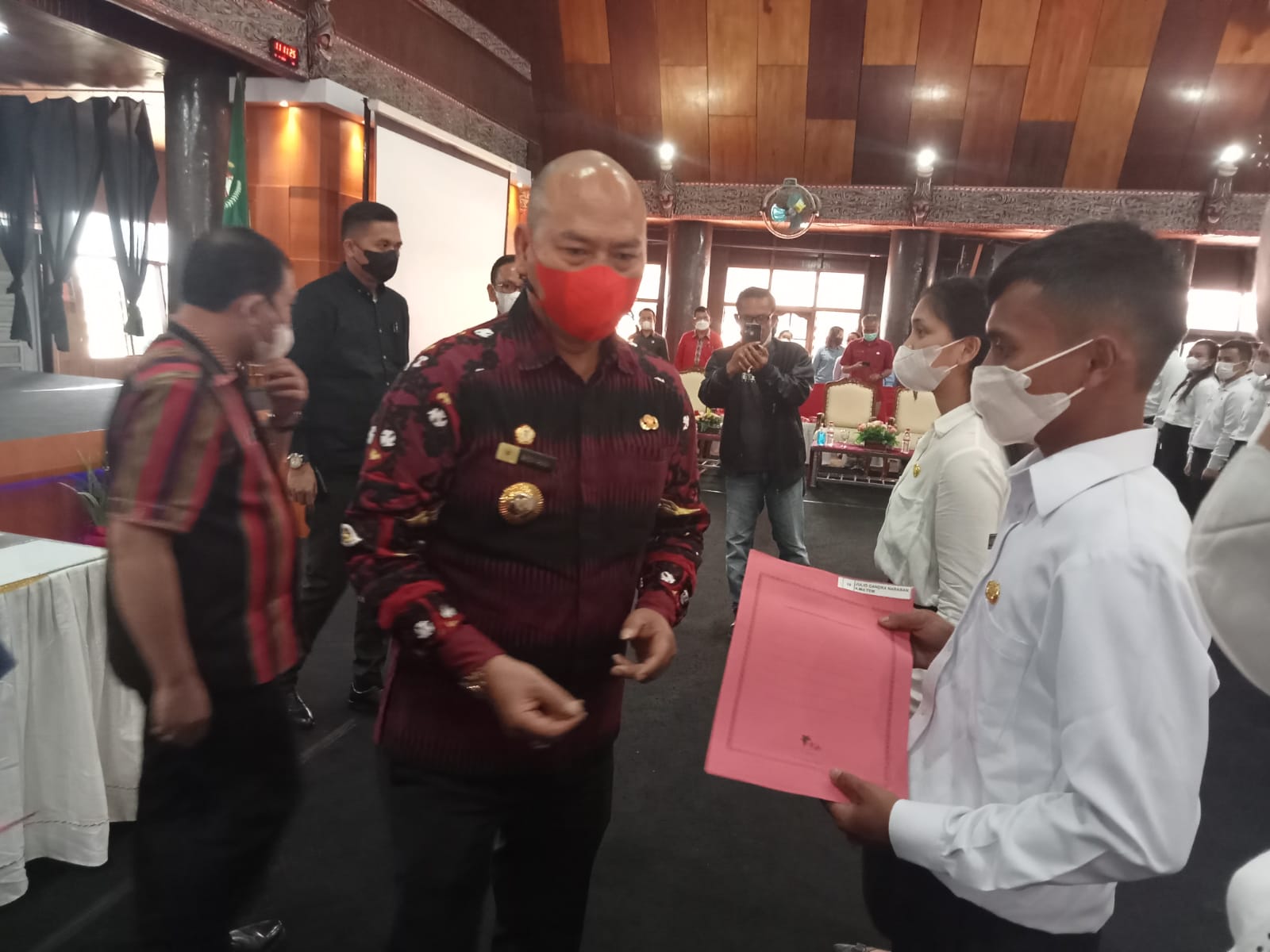 Bupati Taput Menyerahkan SK 40 CPNS dan 336 PPPK Guru Formasi 2021