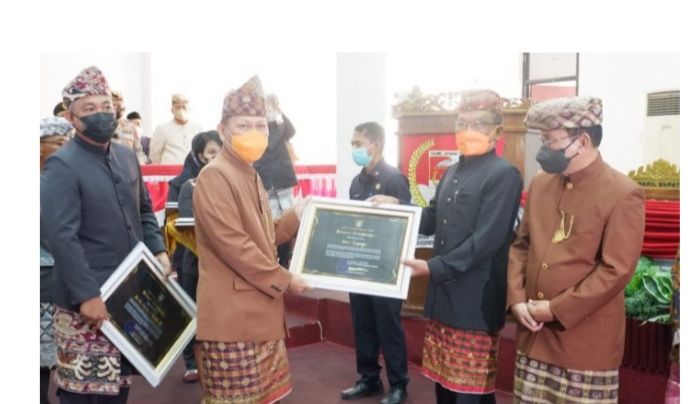 Paripurna Istimewa Puncak kegiatan HUT Tubaba ke-13, Tokoh Penggagas Pemekaran Kabupaten Terima Penghargaan