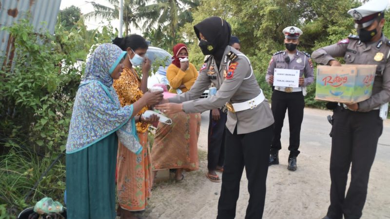 Saat Bulan Puasa, Polres Mabar Bagikan Masker Dan Takjil Ke Warga Gorontalo, Labuan Bajo