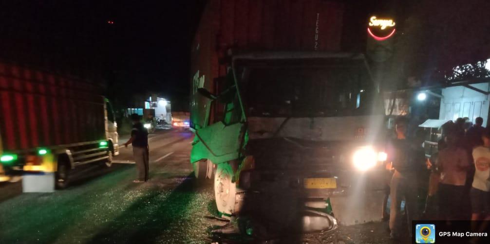 Truk Tronton Tabrak Honda Supra, Satu Penumpang Meninggal Dilokasi