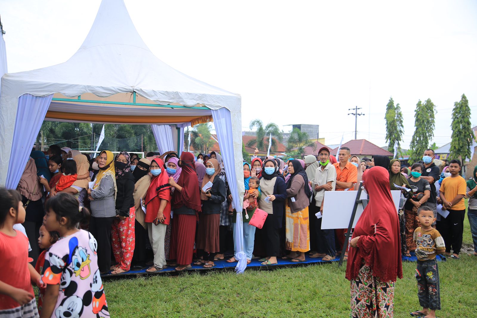 Pasar Murah Kolaborasi PLN, Bulog, PTPN dan Garda Bernas Gelar Pasar Murah BUMN Ludes Diserbu Warga