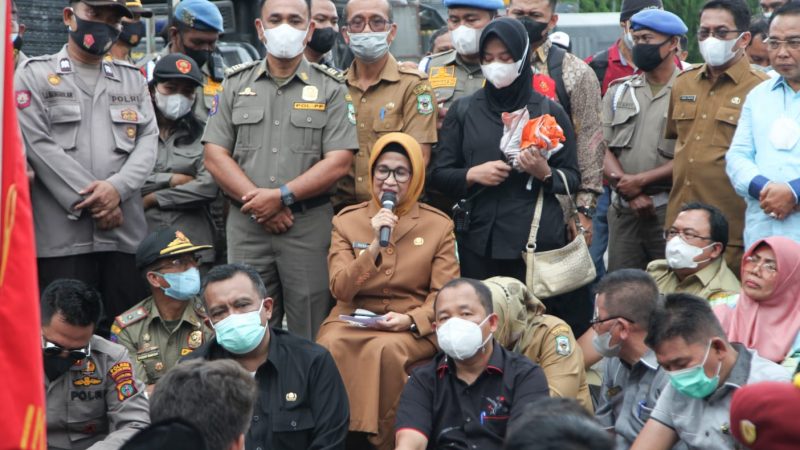 Plt.Wali Kota Pematangsiantar Beserta Anggota DPRD dan Kapolres Pematangsiantar Menerima Massa Unjuk Rasa dari Cipayung Plus