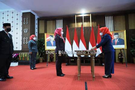 Bupati Winarti Lantik 52 Pejabat Pemkab Tulang Bawang