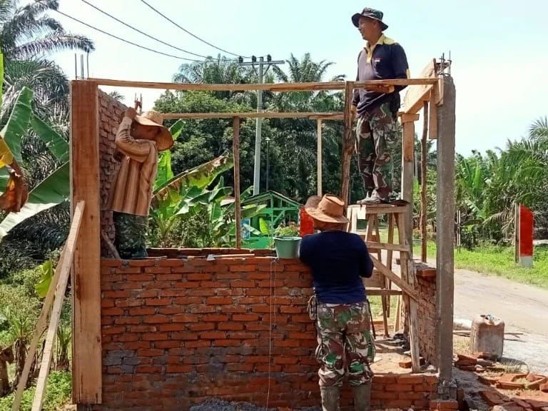 Babinsa Yang Lakukan Tugas Multi Fungsi di Lokasi TMMD