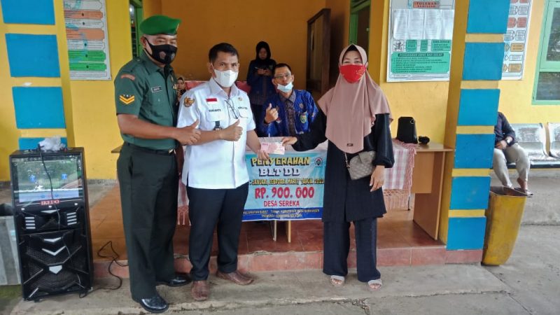 Pemdes Sereka Serahkan BLT-DD Kepada 114 Kepala Keluarga