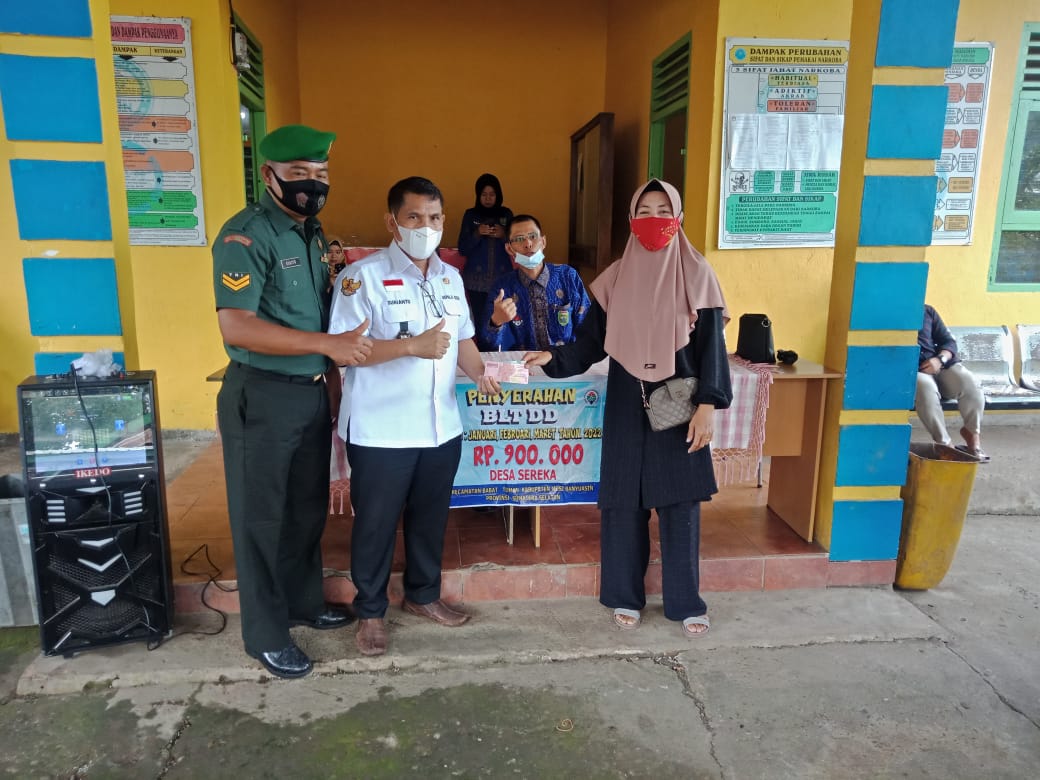 Pemdes Sereka Serahkan BLT-DD Kepada 114 Kepala Keluarga