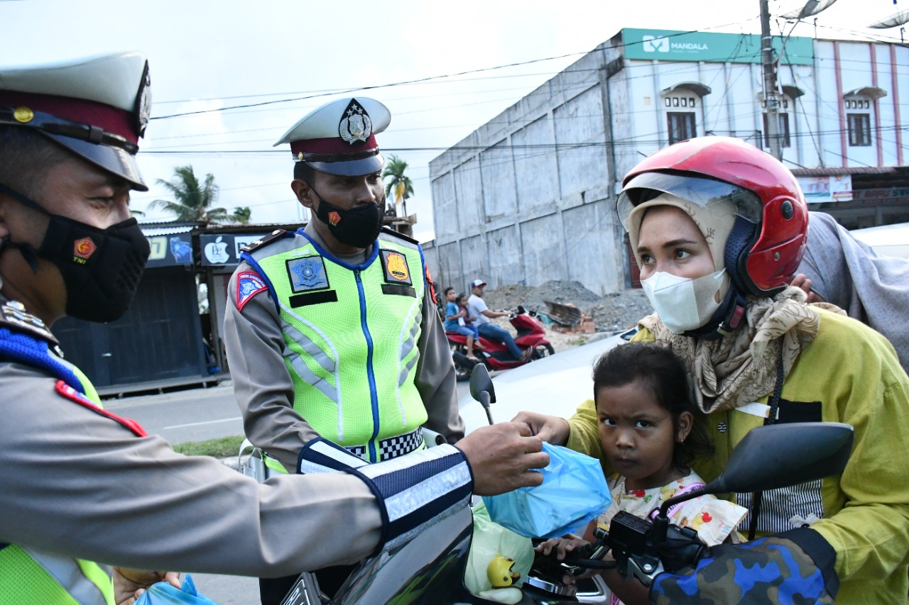 Satlantas Polres Aceh Timur Membagikan Takjil Gratis Kepada Masyarakat Pengguna Jalan