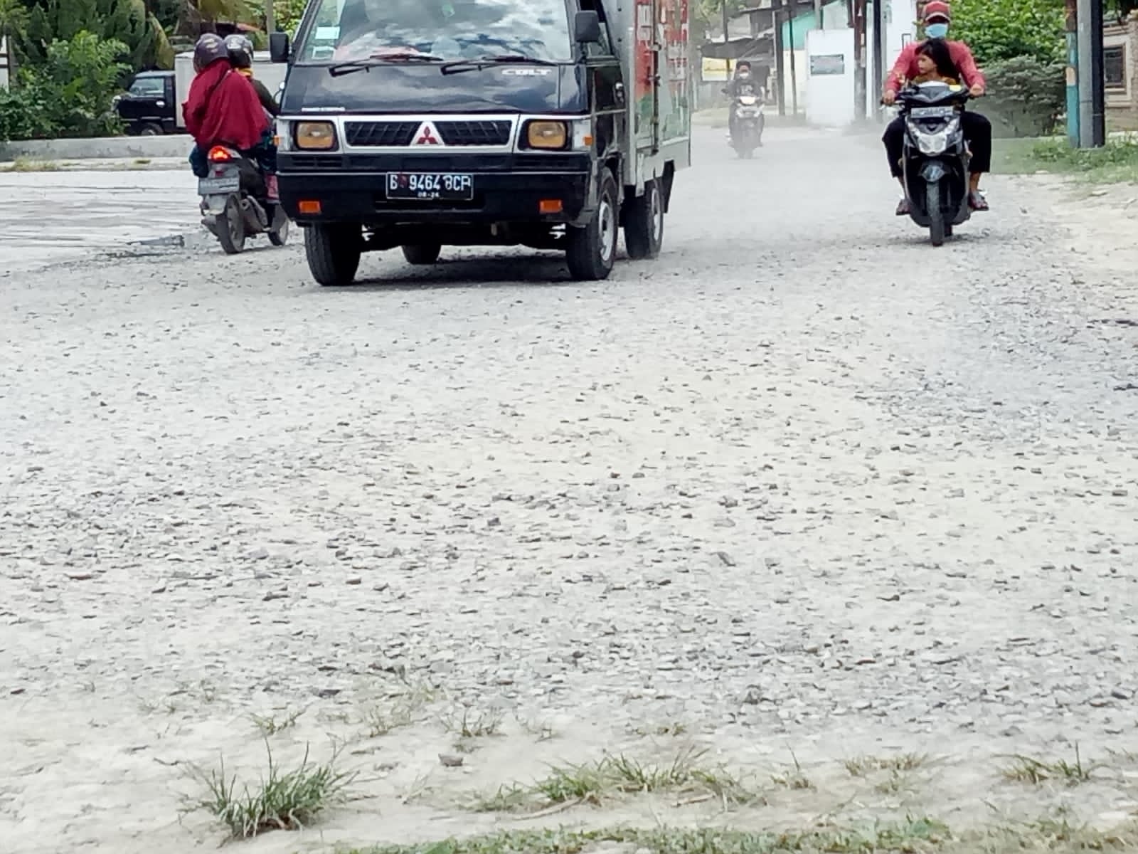 Jalan Danau Marsabut Rusak dan Berdebu Tak Kunjung Diaspal, Warga Minta Bobby Nasution Turun Tangan