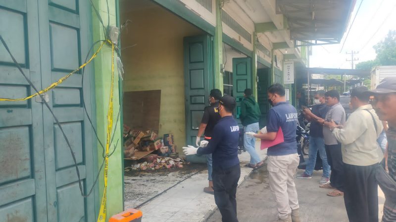 Pasca Terbakarnya Gudang PT. Indo Marco, Polsek Firdaus dan Tim Labfor Polda Sumut Olah TKP