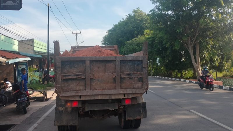 Lori Pengangkut Tanah Urug Tanpa Menggunakan Terpal, distop Warga di Depan RSUD Karimun