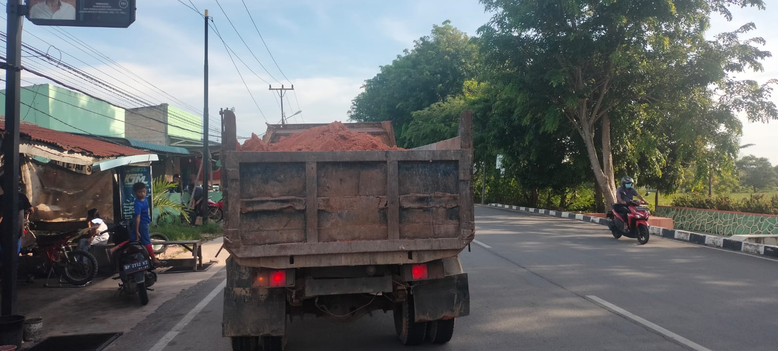 Lori Pengangkut Tanah Urug Tanpa Menggunakan Terpal, distop Warga di Depan RSUD Karimun