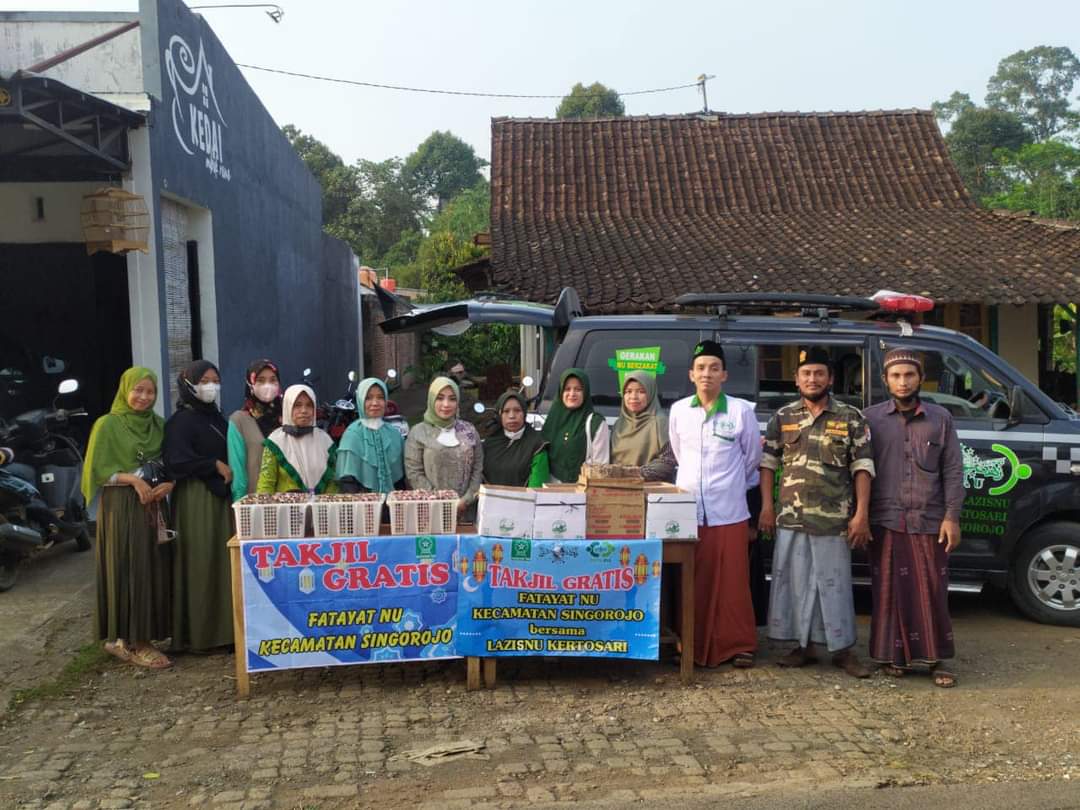 Ketua Fraksi PPP Kendal Paras Cantik, Turun Ke Jalan Bagikan Takjil