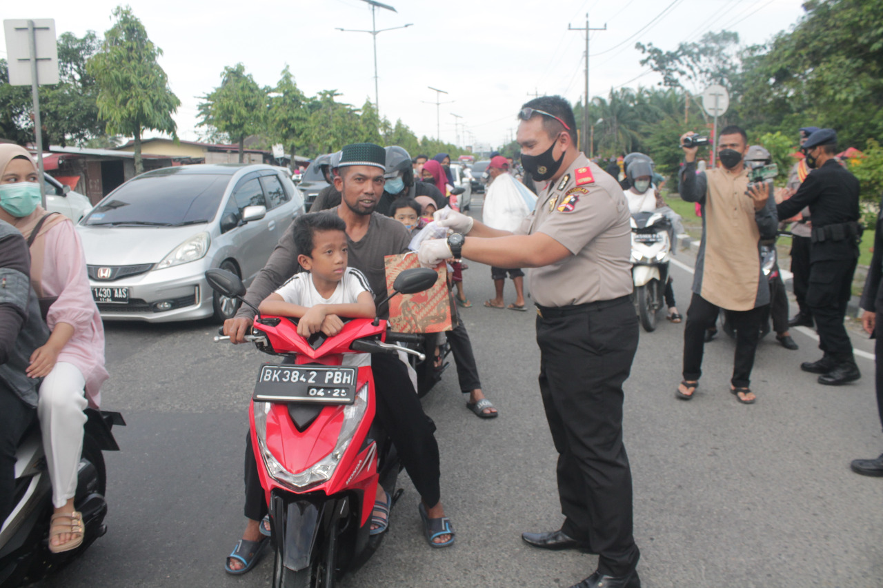 Serdik Sespimen 62 Berbagi Takjil di Bulan Puasa di Depan Mako Brimob Binjai